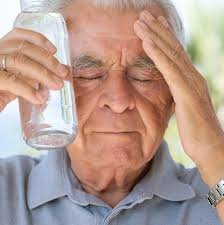 download (10) Idoso sentindo mal-estar durante onda de calor