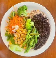 download (11) prato com alimentos ricos em ferro, como feijão e vegetais verdes