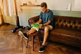 download (12) idoso com compressa quente para aliviar osteoartrite