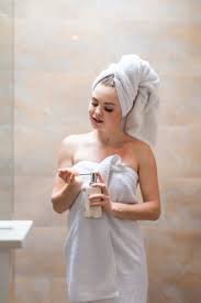 download (12) mulher segurando toalha após o banho