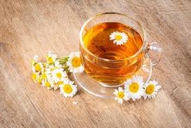 download (13) xícara de chá de camomila quente sobre mesa