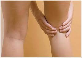 download (14) pessoa tocando a parte de trás do joelho com dor