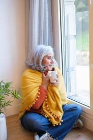 download (14) mulher tomando chá e refletindo com calma