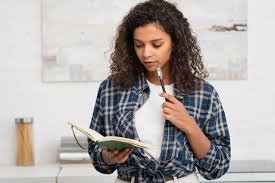 download (15) mulher analisando e anotando informações sobre seu ciclo menstrual