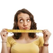 download (17) pessoa preocupada segurando fita métrica ao pensar no efeito rebote do Mounjaro.