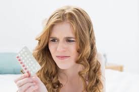 download (18) mulher segurando cartela de anticoncepcional