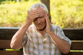 download (19) idoso com expressão de preocupação ao notar sintomas sutis de pressão alta.