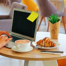 download (19) alimentos para foco como café, castanhas e frutas ao lado de notebook