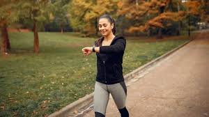 download (21) Pessoa caminhando calmamente após a refeição