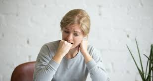 download (22) pessoa sentindo sintomas físicos de ansiedade