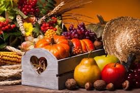 download (23) alimentos anti-inflamatórios organizados em uma mesa.