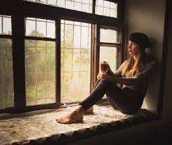 download (23) mulher descansando enquanto lida com a culpa de pausar