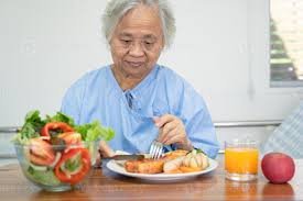 download (24) idoso com pouca fome observando uma refeição adaptada para sua necessidade.