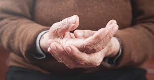 download (28) tremores nas mãos ao digitar