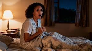 download (29) Pessoa acordando assustada durante a noite em um quarto escuro