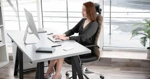 download (3) Pessoa trabalhando em home office com postura correta