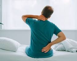 download (34) Mulher acordando com dor na lombar