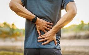 download (34) Pessoa com dor na região lombar segurando as costas