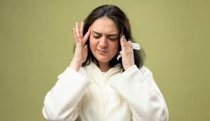 download (35) Pessoa cobrindo o ouvido com expressão de incômodo