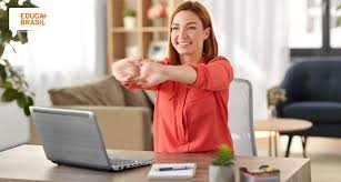 download (38) pessoa em home office fazendo alongamento