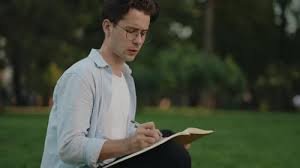 download (38) Pessoa refletindo e anotando perguntas de autocuidado em um caderno.