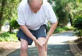 download (4) idoso massageando o joelho dolorido