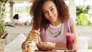 download (4) Pessoa confusa com alimentação no verão