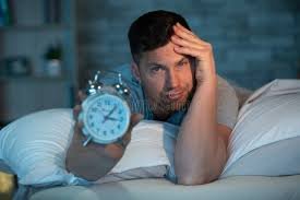 download (42) Pessoa acordando várias vezes à noite segurando um relógio, representando sono fragmentado.