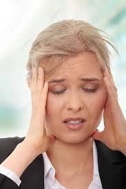 download (44) Pessoa com sinais de cansaço extremo segurando a cabeça.