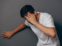 download (45) pessoa segurando a cabeça após levantar devido à tontura