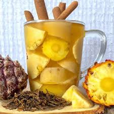 download (46) chá de casca de abacaxi servido em xícara com cascas ao lado