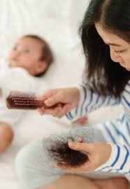 download (5) Mulher no pós-parto observando queda de cabelo