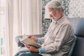 download (52) Idoso concentrado fazendo atividade de memória como palavras cruzadas.