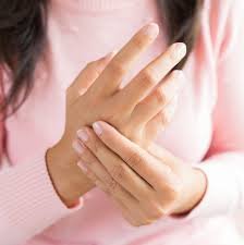 download (54) pessoa sentindo formigamento nas mãos ao acordar