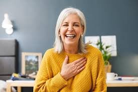 download (62) Idoso com aparência saudável representando saúde do intestino na terceira idade.