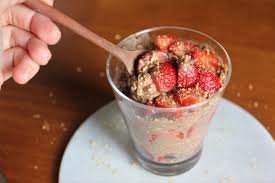 download (62) pote de overnight oats de cacau com frutas por cima