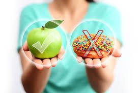 download (64) Pessoa reduzindo a vontade de açúcar ao escolher frutas.