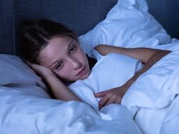 download (7) Adolescente com dificuldade para dormir à noite