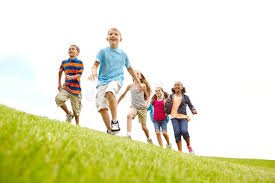 download (76) Crianças praticando atividades físicas ao ar livre.