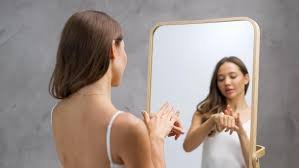 download (79) Pessoa observando sinais de infecção fúngica na pele.