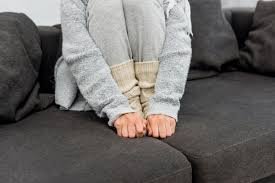 download (8) Pessoa com mãos e pés frios devido à má circulação