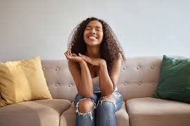 download (82) Pessoa representando alívio do intestino preso crônico.