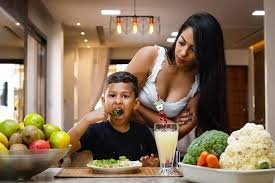 download Criança com alimentação saudável e cuidados com o colesterol