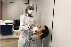 download (9) profissional realizando teste de Covid em paciente