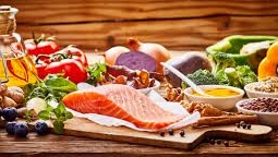 image alimentos saudáveis sobre a mesa que ajudam na memória e concentração.