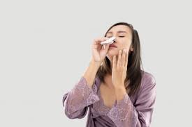 images (1) Pessoa segurando o nariz com sangramento leve