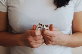 images (1) Pessoa decidida a parar de fumar e cuidar da saúde