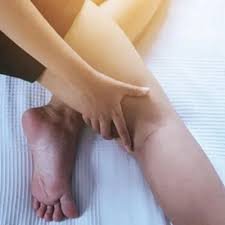 images (2) Pessoa acordando à noite com dor intensa na perna