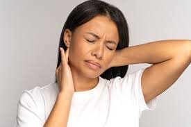 images (8) Pessoa massageando o pescoço com expressão de tensão