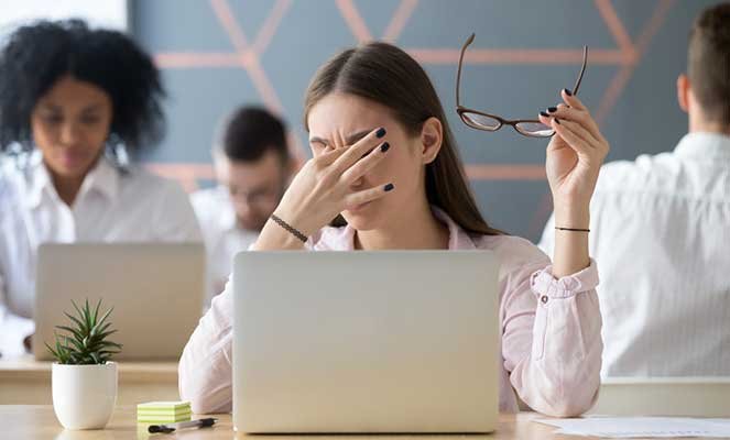 vista-cansada Pessoa com olhos cansados trabalhando no computador